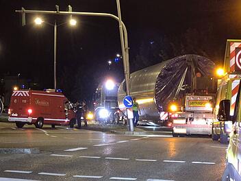 Ansbach: Schwertransport mit Turm blockiert bei Missgeschick Verkehr Ansbach: Schwertransport mit Turm blockiert bei Missgeschick Verkehr