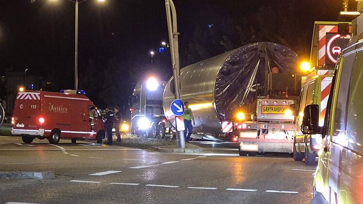 Ansbach: Schwertransport mit Turm blockiert bei Missgeschick Verkehr