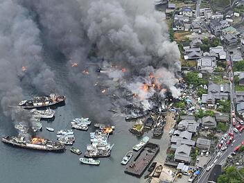 Gro&szlig;brand in einer Abwrackwerft in Japan