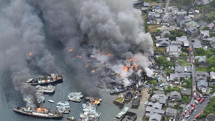 Gro&szlig;brand in einer Abwrackwerft in Japan