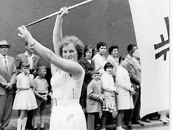Maria Stahl mit der Turnerfahne beim Turnfest in Schweinfurt 1961: Vier F auf der Fahne stehen für ,frisch, fromm, fröhlich, frei', den Wahlspruch der Turnvaters Friedrich Ludwig Jahn.