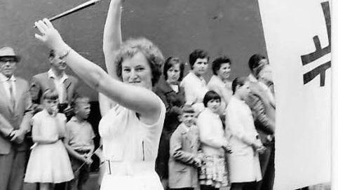 Maria Stahl mit der Turnerfahne beim Turnfest in Schweinfurt 1961: Vier F auf der Fahne stehen für ,frisch, fromm, fröhlich, frei', den Wahlspruch der Turnvaters Friedrich Ludwig Jahn.