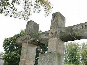 Das Kriegerdenkmal von Pommersfelden soll wegen der umstrittenen Worte nun eine Hinweistafel erhalten. Foto: Evi Seeger (Archiv)