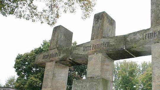 Das Kriegerdenkmal von Pommersfelden soll wegen der umstrittenen Worte nun eine Hinweistafel erhalten. Foto: Evi Seeger (Archiv)