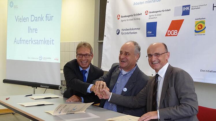 Sie gehen gemeinsame Wege (von links) : Jürgen Bode (stellvertretender. Hauptgeschäftsführer der IHK Würzburg-Schweinfurt), Martin Groove (Geschäftsführer der Lebenshilfe für Behinderte. Schweinfurt) und Landrat Wilhelm Schneider haben am Dienstag einen Kooperationsvertrag in Ebern unterzeichnet. Zusammen wollen sie sozialraumorientierte Arbeitsplätze für Menschen mit Behinderung schaffen.