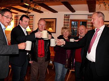 Henry Kenny, Cyril Burke, Paddy Mahon, Nora Coyna, Michael Kilcoyne und Gerald Brehm (v. l.) stießen auf die Partnerschaft an. Fotos: Johanna Blum