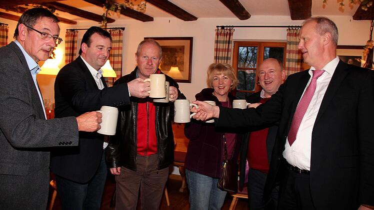 Henry Kenny, Cyril Burke, Paddy Mahon, Nora Coyna, Michael Kilcoyne und Gerald Brehm (v. l.) stießen auf die Partnerschaft an. Fotos: Johanna Blum