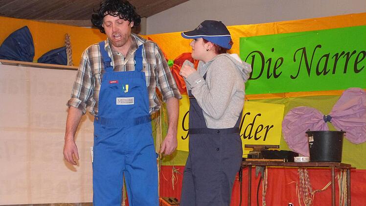 Matthias Stahl als Meister (links) und Mona Stahl als Azubi demonstrierten, wie es in einer Schlosserwerkstatt manchmal zugeht.