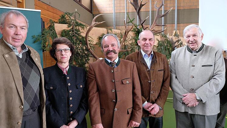Der Vorstand der Rotwild-Hegegemeinschaft Bayerische Rhön (v.l.): Vorsitzender Harm Humburg, dessen Stellvertreter Birgit Kompe und Gunther Hahner, Schriftführer Norbert Holzheimer und Kassier Berthold Schwarz. Foto: Schaar