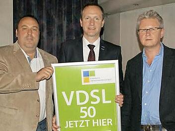 Noch in diesem Jahr sollen in Limbach, Eschenbach, Dippach, Roßstadt und Weisbrunn diese grünen Schilder an den Verteiler-Schränken darauf hinweisen, dass ein schneller Internetanschluss möglich ist. Über den Breitbandausbau informierten Michael Ziegler (Mitte), Thomas Langner (links) und Uwe Meyer (rechts).  Foto: Sabine Weinbeer