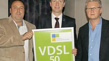 Noch in diesem Jahr sollen in Limbach, Eschenbach, Dippach, Roßstadt und Weisbrunn diese grünen Schilder an den Verteiler-Schränken darauf hinweisen, dass ein schneller Internetanschluss möglich ist. Über den Breitbandausbau informierten Michael Ziegler (Mitte), Thomas Langner (links) und Uwe Meyer (rechts).  Foto: Sabine Weinbeer