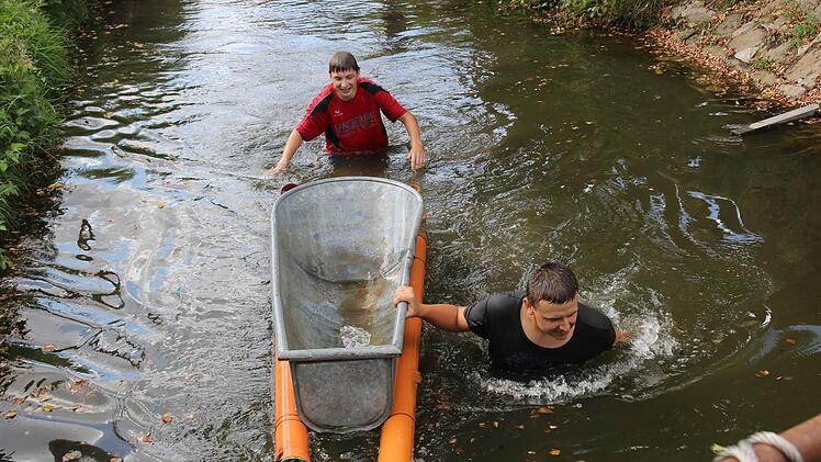 Wer seinen Trog liebt, der schiebt - so ging es Christoph Grell und Kai Scheppe nachdem der Trog umgekippt ist.  Foto: Michael Stelzner