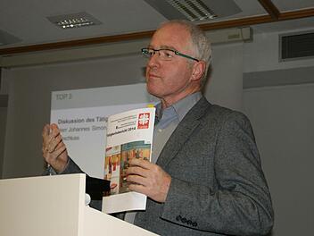 Bei der Vertreterversammlung des Kreis-Caritasverbandes stellte Vorsitzender Johannes Simon den Tätigkeitsbericht 2014 zur Diskussion. Foto: Sabine Weinbeer