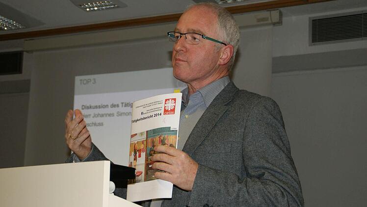 Bei der Vertreterversammlung des Kreis-Caritasverbandes stellte Vorsitzender Johannes Simon den Tätigkeitsbericht 2014 zur Diskussion. Foto: Sabine Weinbeer