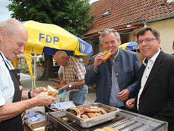Der FDP-Landesvorsitzende Albert Duin war zu Gast in Kulmbach. Nach einem Besuch auf der Burg lud die Kulmbacher FDPmit Vorsitzendem Thomas Nagel (rechts) zum Bratwurst-Grillen ein. Foto: Sonny Adam