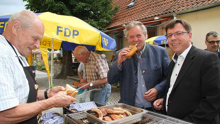 Der FDP-Landesvorsitzende Albert Duin war zu Gast in Kulmbach. Nach einem Besuch auf der Burg lud die Kulmbacher FDPmit Vorsitzendem Thomas Nagel (rechts) zum Bratwurst-Grillen ein. Foto: Sonny Adam