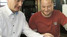 Läuft: Das Tablet von Bürgermeister Michael Ziegler erkannte bei der offiziellen Freischaltung das freie WLan-Netz am Marktplatz. Breitbandpate Daniel Purkert (rechts) ist zufrieden. Foto: sw