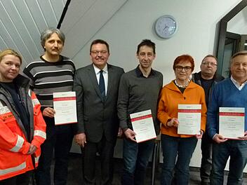 Ehrung von Blutspendern im Rahmen der Gemeinderatssitzung (von links): Christine Grempel, Thomas Buga, Bürgermeister Jürgen Wittmann, Manfred Bürger, Gisela Jacob, Harald Lindner, Heiko Jacob.  Foto: Lothar Weidner