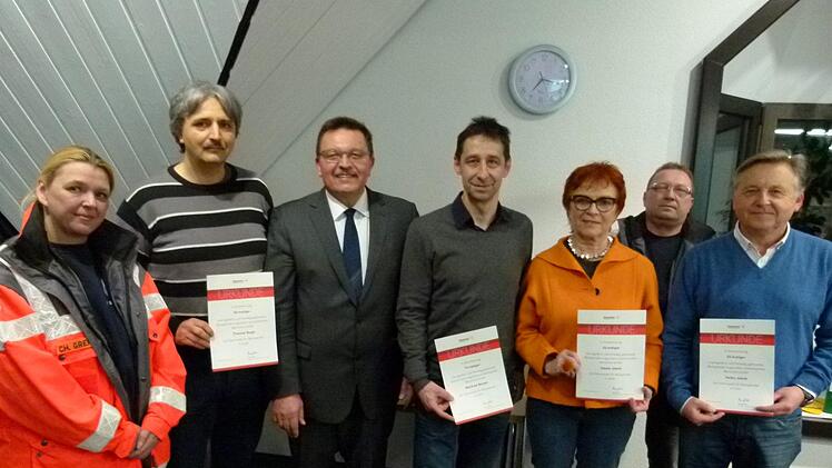 Ehrung von Blutspendern im Rahmen der Gemeinderatssitzung (von links): Christine Grempel, Thomas Buga, Bürgermeister Jürgen Wittmann, Manfred Bürger, Gisela Jacob, Harald Lindner, Heiko Jacob.  Foto: Lothar Weidner