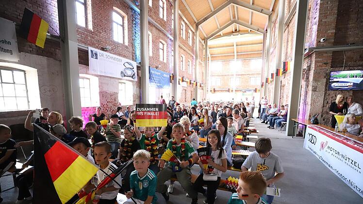 Von der frühen Anstoßzeit ließen sich die Zuschauer nicht abschrecken. Sie sorgten erneut für eine "volle Hütte" in der Kühnlenzpassage. Foto: Marian Hamacher