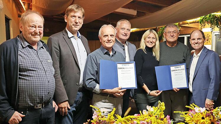 Bei der Ehrung (v. l.): Wilfried Kirsch (Ortsvorsitzender der CSU Wolfsberg ), Landrat Hermann Ulm, Landratskandidat Oliver Flake, Staatssekretärin Dr. Silke Launert, Friedrich Dümler (Gründer des Familienhotels Friedrichshof in Hundsdorf) sowie C...