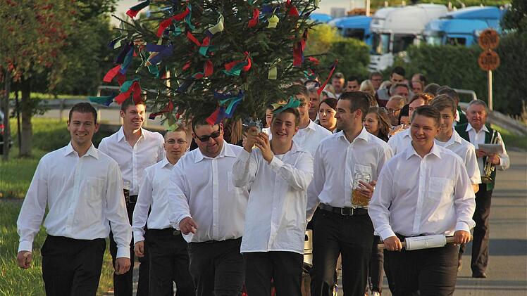 Mit dem geschmückten Kirmesbaum zogen die Burschen durch das Dorf. Fotos: Gerd Schaar