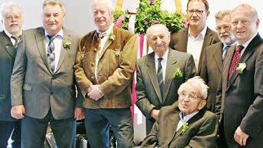 Ehrungen für langjähriges Engagement bei den Feldgeschworenen (von links): Bürgermeister Wolfgang Back, Alfons Götz, Reinhold Grom, Rudolf Dörfner, Jürgen Bauer, Vermessungsamt, Rudolf Schlereth, Landrat Thomas Bold, Kreisobmann Otto Funck und Alfons Kleinhenz.