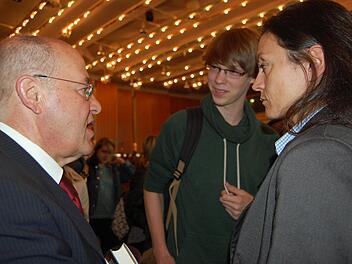 Auch nach der Diskussion sprach Gregor Gysi noch mit einigen Coburger Schülern. Fotos: Oliver Schmidt