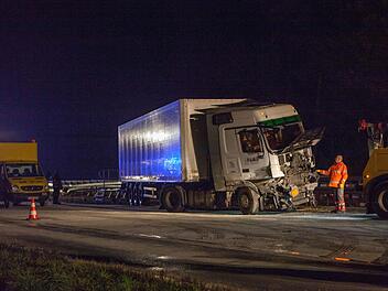 Ein Gefahrgut-Lkw, beladen mit leicht radioaktiven Abfällen, ist am Mittwochmorgen auf der A9 bei Feucht in die Mittelleitplanke gefahren. Fotos: News5 / Grundmann