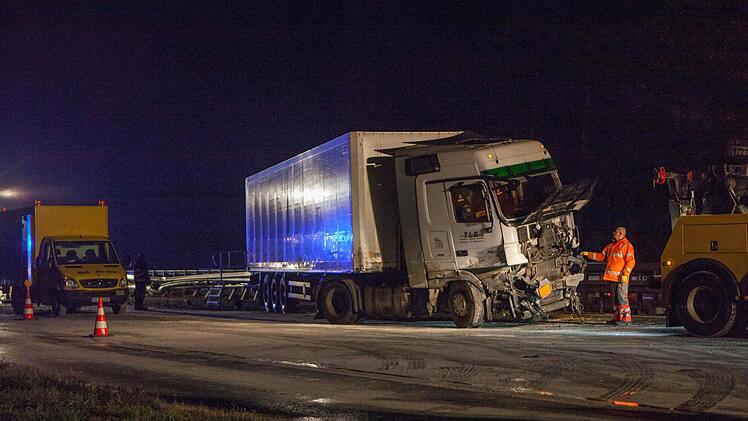 Ein Gefahrgut-Lkw, beladen mit leicht radioaktiven Abfällen, ist am Mittwochmorgen auf der A9 bei Feucht in die Mittelleitplanke gefahren. Fotos: News5 / Grundmann