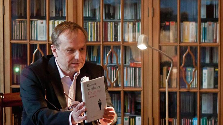 Niklaus Scheibli stellte Robert Seethalers Roman "Ein ganzes Leben" vor.Foto: Jochen Berger