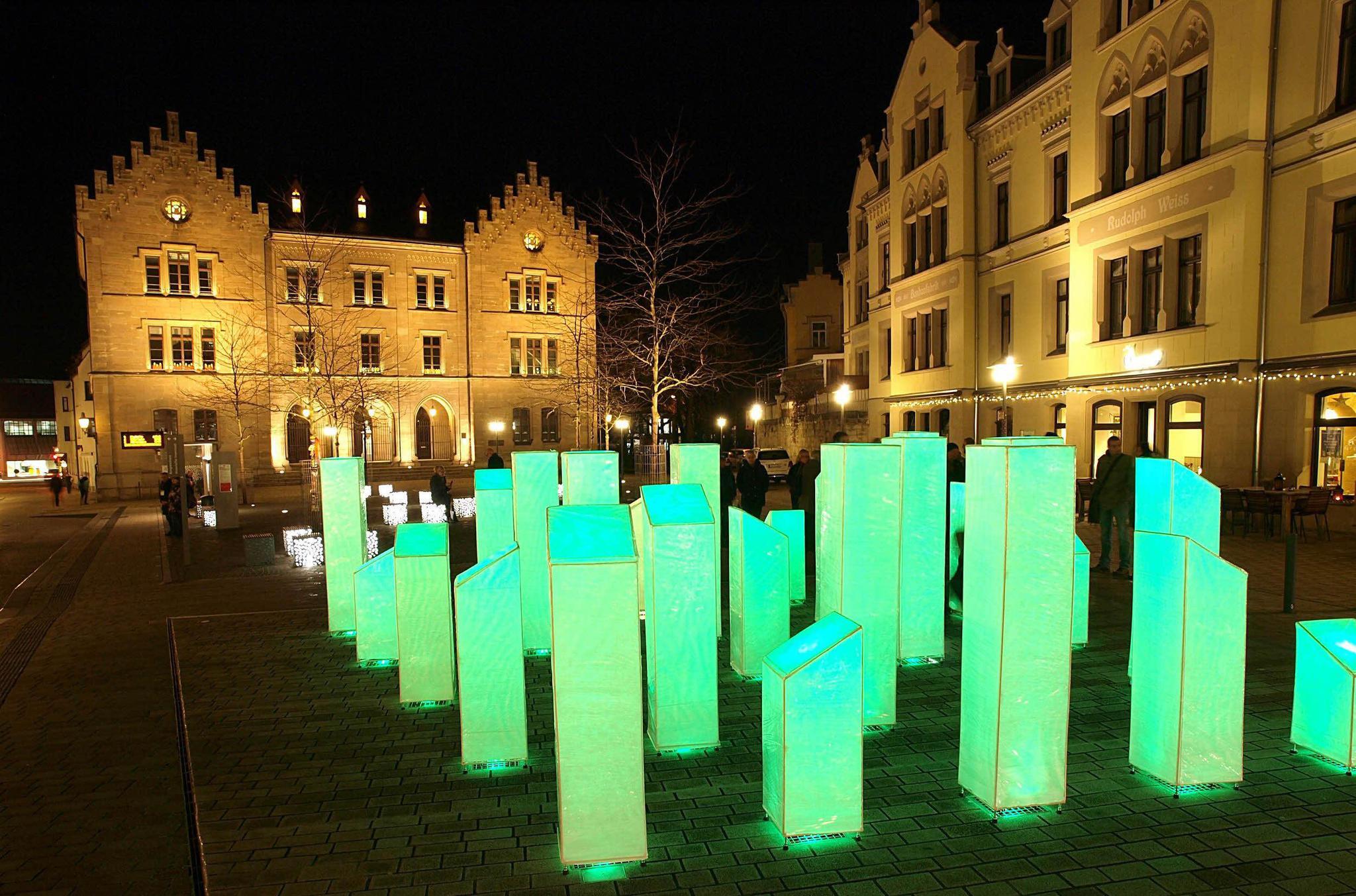 Der Brunnen am Coburger Albertsplatz leuchtet