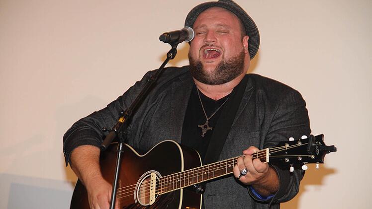 "Nur ein Lied" heißt Alex Diehls Antwort auf die jüngsten Terroranschläge.  Foto: Gerda Völk