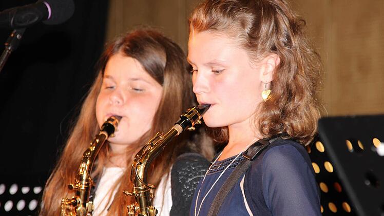Die Schüler des Philipp-Schönborn-Gymnasiums Münnerstadt begeisterten bei ihrem Sommerkonzert mit Musik und Gesang. Foto: Dieter Britz
