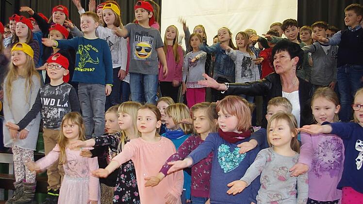 Die Schüler und Schülerinnen erfreuten Reinhard Engelhardt mit eigens auf ihn zugeschnittenen Musik- und Tanzeinlagen. Foto: Heike Schülein