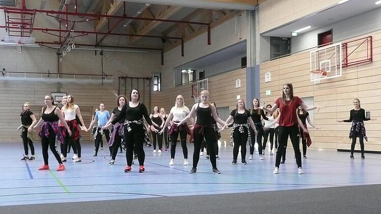 Schüler leisteten einen schwungvollen Beitrag zur Einweihungsfeier - hier mit einem Tanz