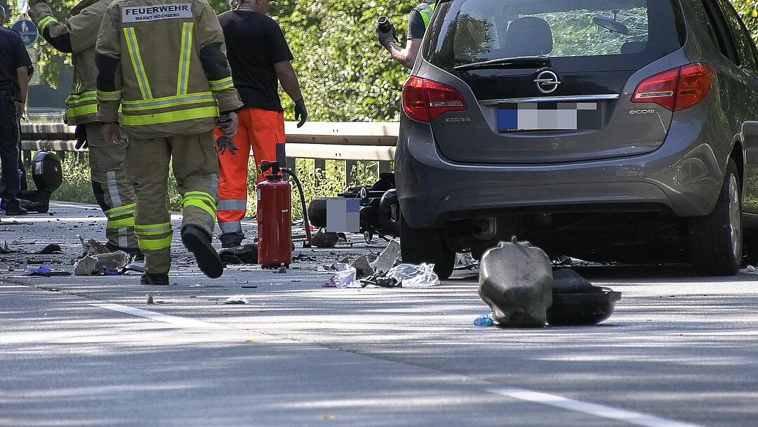 B 8 zwischen Waldbüttelbrunn und Höchberg: Motorrad-Fahrer kollidiert mit Lkw und stirbt