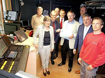 Neben dem neuen Lichtpult (von links): Mathias Ebert, Regierungspräsidentin Heidrun Piwernetz, Michael Hofmann, Rüdiger Köhler, Klemens Angermann, Siegfried Küspert, Michael Schlie, Landrat Klaus Peter Söllner und Martin Haberzettl. Foto: Dieter Hübner