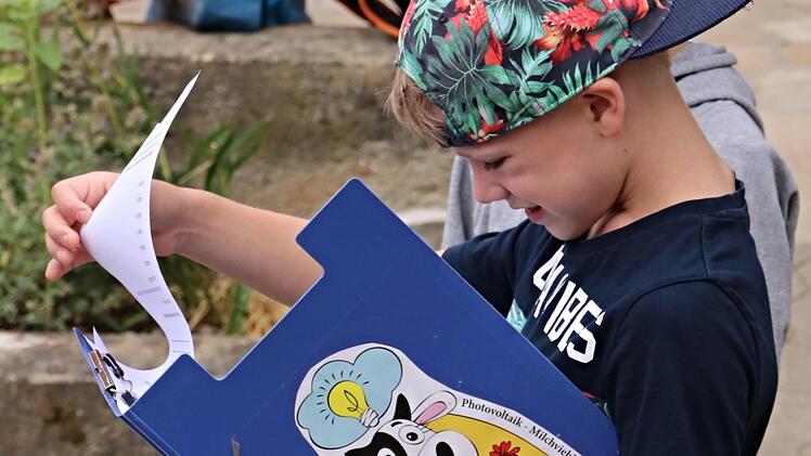Aufmerksam studiert dieser Schüler die Aufgaben, welche von Ute Ley auf dem Bauernhof gestellt wurden. Foto: Helmut Will