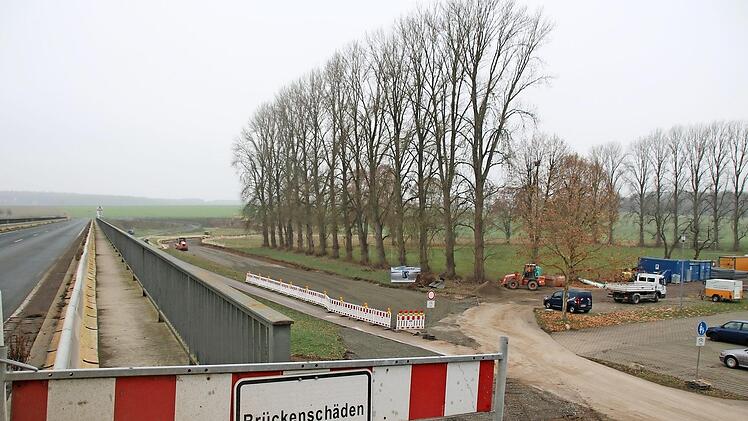 Die Flutbrücke im Süden Haßfurts weist einige Schäden auf und muss teilweise saniert werden.