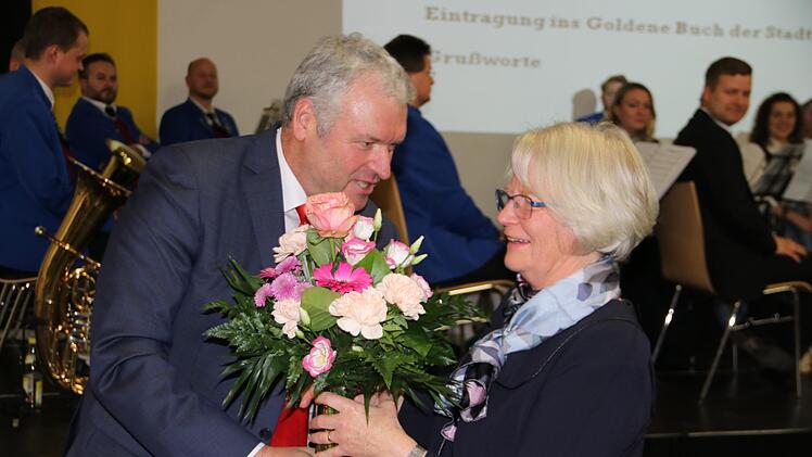Bürgermeister Hennemann überreichte Blumen an Christiane Herrmann.