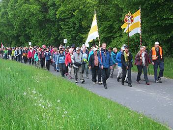 Rund 110 Kilometer legen die Pilger auf Schuster Rappen nach Vierzehnheiligen zurück.  Fotos: Winfried Ehling