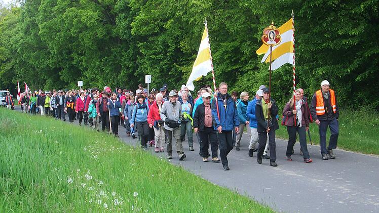 Rund 110 Kilometer legen die Pilger auf Schuster Rappen nach Vierzehnheiligen zurück.  Fotos: Winfried Ehling