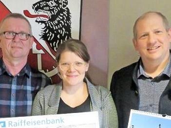 Harald Kaiser (l.) übergab seine Spende an Kita-Leiterin Melanie Schmitt und Bürgermeister Klaus Faatz. Foto: privat