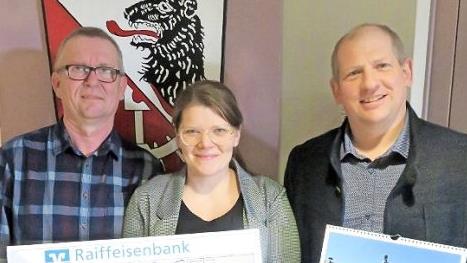 Harald Kaiser (l.) übergab seine Spende an Kita-Leiterin Melanie Schmitt und Bürgermeister Klaus Faatz. Foto: privat