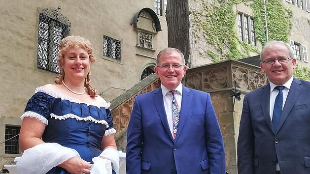Bezirkstagspräsident Erwin Dotzel (Mitte) empfing mit Gräfin Louise von Luxburg (Beatrice Rose-Ebel) den unterfränkischen Regierungspräsidenten Dr. Eugen Ehmann (rechts). Foto: Sigismund von Dobschütz
