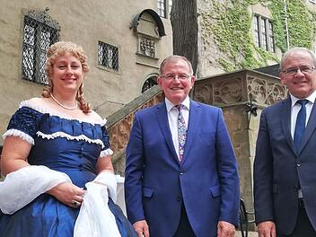 Bezirkstagspräsident Erwin Dotzel (Mitte) empfing mit Gräfin Louise von Luxburg (Beatrice Rose-Ebel) den unterfränkischen Regierungspräsidenten Dr. Eugen Ehmann (rechts). Foto: Sigismund von Dobschütz