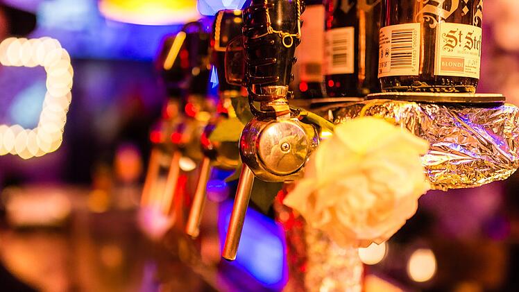 Bier hat wie fast alle anderen Lebensmittel ein Mindesthaltbarkeitsdatum. Aber was bedeutet das? Und kann Bier wirklich schlecht werden?