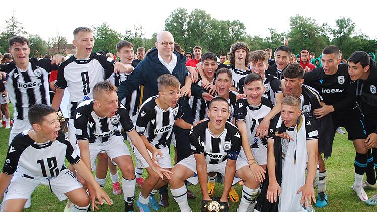 Rimini-Cup-Gewinner: PAOK Saloniki feiert mit Kissingens Oberbürgermeister Vogel.