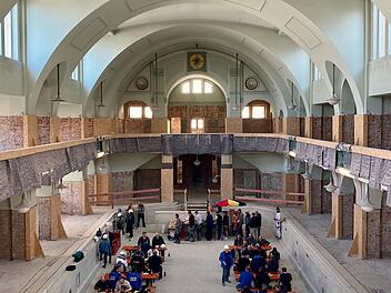 N&uuml;rnberg: Becken im Volksbad erfolgreich betoniert - Bauarbeiter und Projektleiter feiern "Beckenfest"